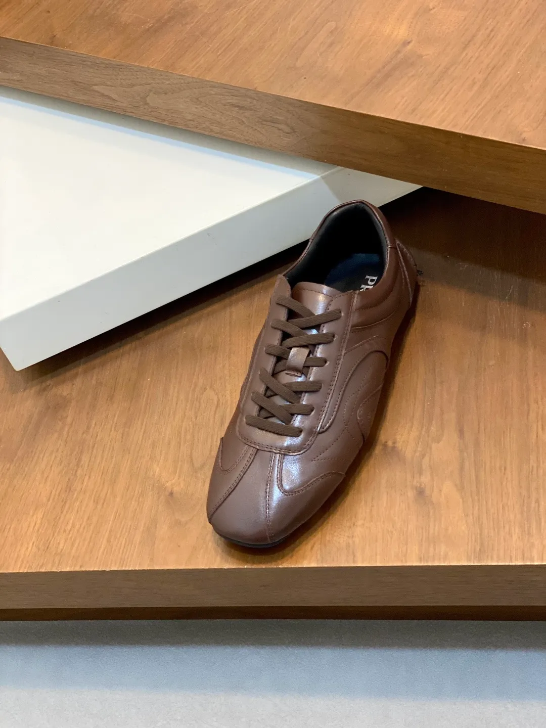 Men's Men's Shoes 💰800 Prada/Prada Men's Leather Casual Sports Shoes, a hot product made in Guangzhou! Made of imported calfskin splicing upper, three-dimensional geometric segmentation, precision manufacturing, uniform stitching, leather texture at a glance, multi-color splicing, fashionable and generous, soft, comfortable and breathable, decorated with PRADA letter logo on the outside, classic letter logo on the tongue, fabric strap on the heel, P family's classic sports shoe type, with fabric lining, silver logo cowhide foot pads, and P family's exclusive rubber outsole. The details are carefully crafted, making it a versatile item for travel! Comes with original box and dust bag! Multiple colors available! Size: 39-40-41-42-43-44 standard leather shoe size (38, 45 customized ¥)
